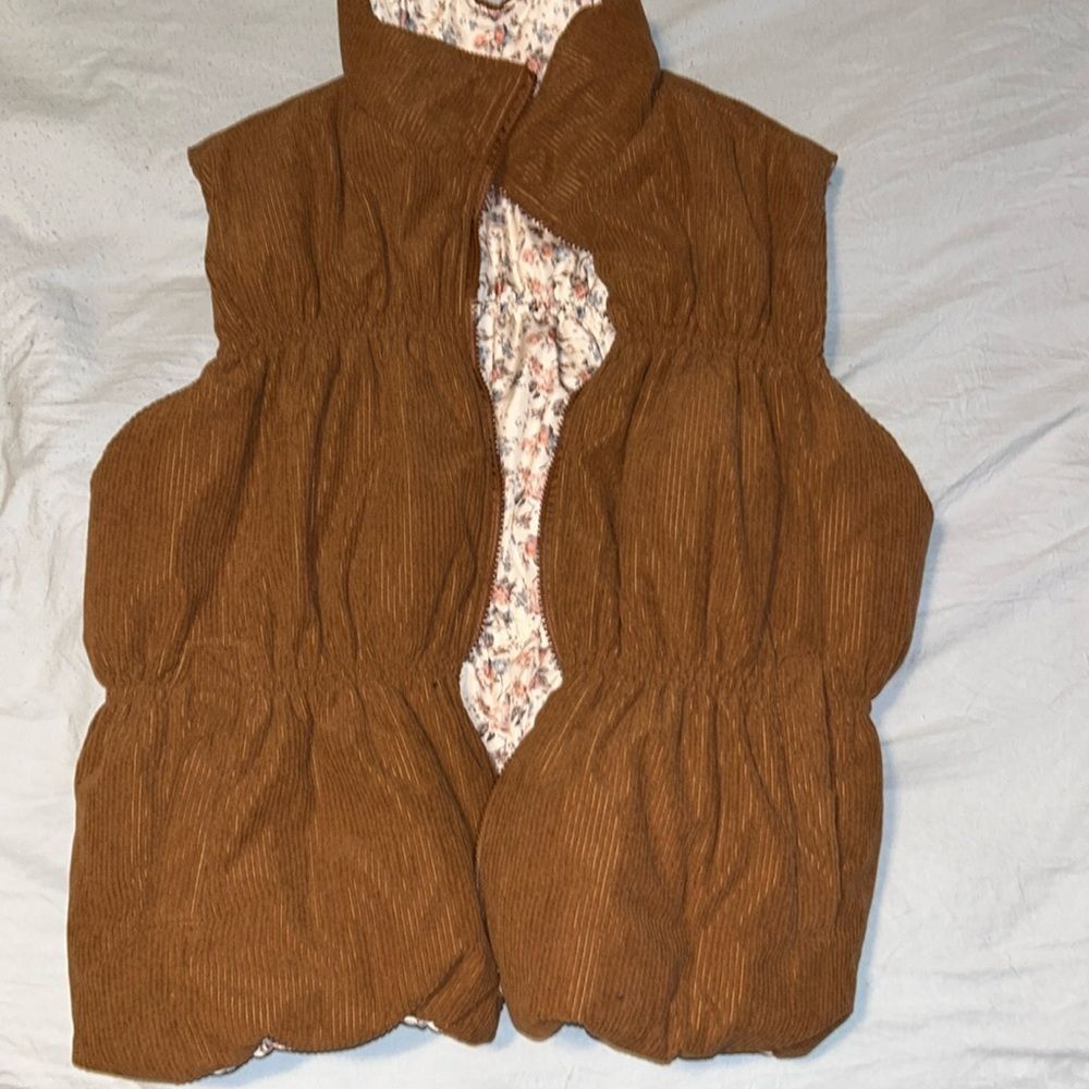 Reversible puffer vest